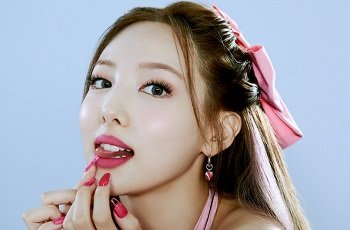 Quay lén Nayeon TWICE lên đỉnh cùng người yêu